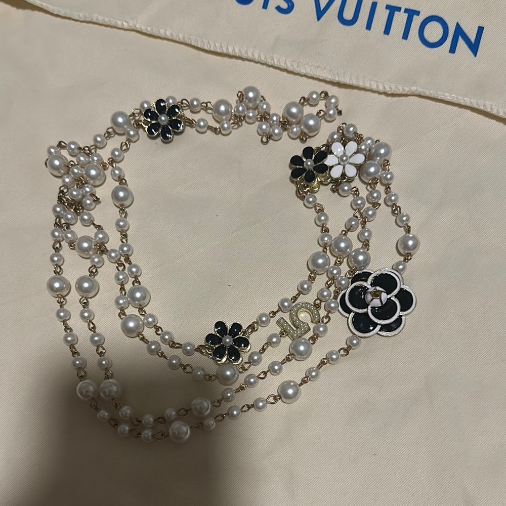 COPY - Elegant Pearl and Black Flower Necklace